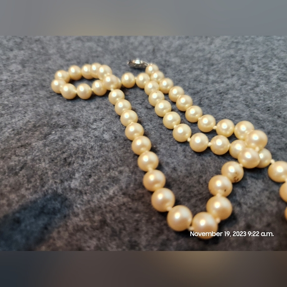 Really cute faux pearl necklace - Picture 6 of 9
